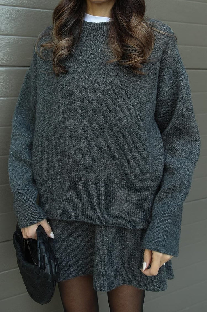 Set abbigliamento femminile: maglione oversize e minigonna, look chic e comodo per la donna.