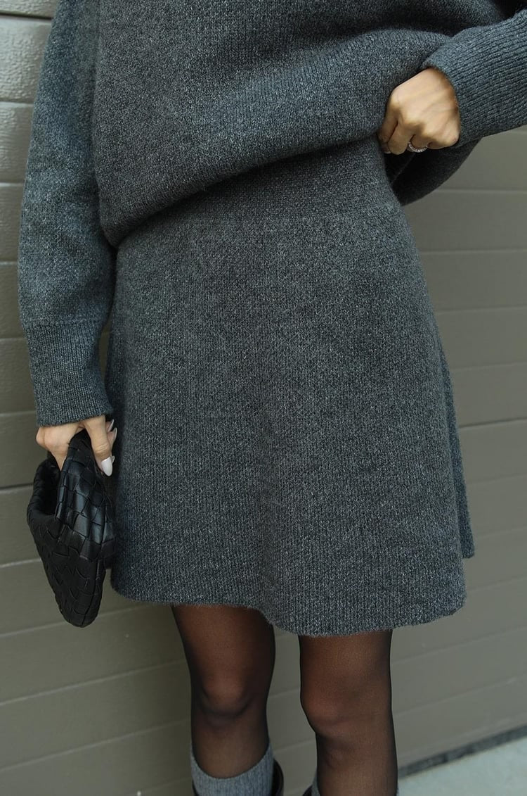 Moda donna: completo casual elegante con maglione oversize e minigonna. Outfit versatile.