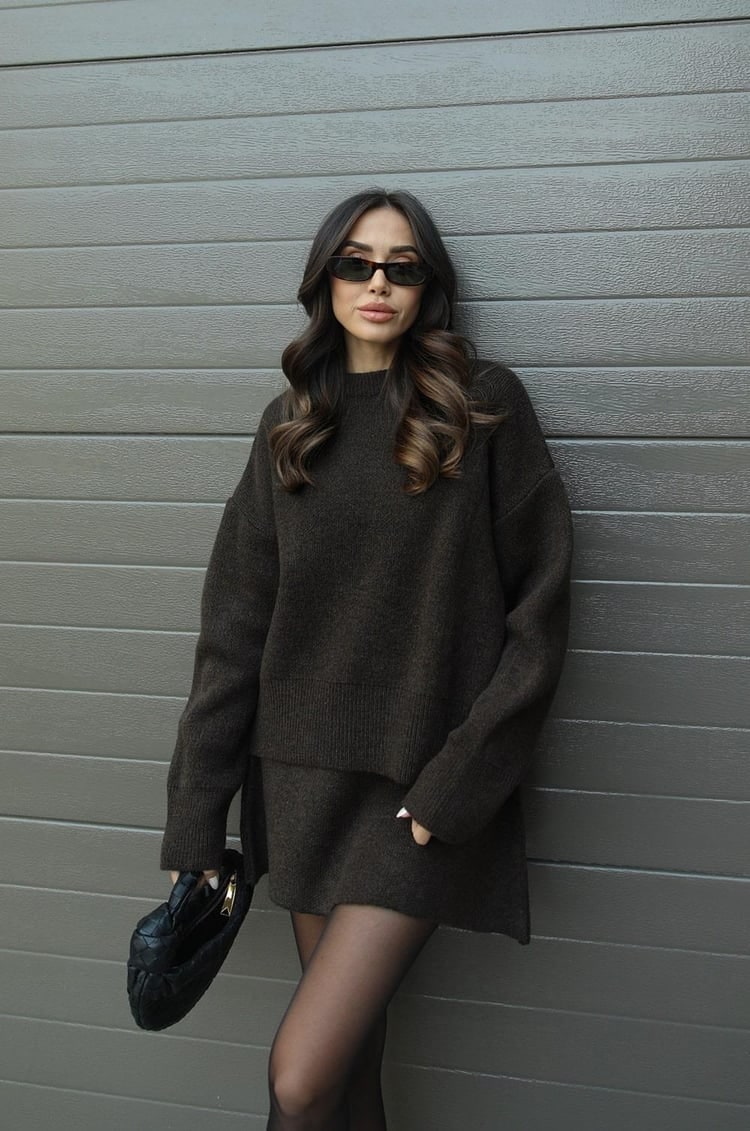 Completo donna due pezzi: maglione oversize e minigonna per un look moderno e confortevole.