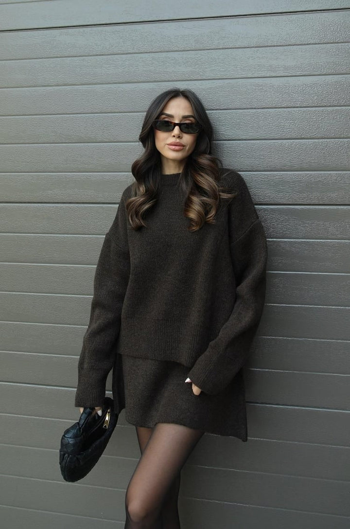 Completo donna due pezzi: maglione oversize e minigonna per un look moderno e confortevole.