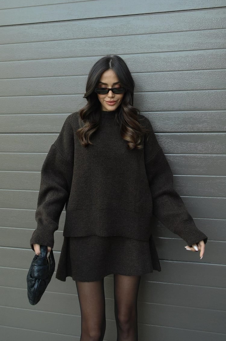 Abbigliamento versatile donna: maglione oversize e minigonna, un set coordinato chic.