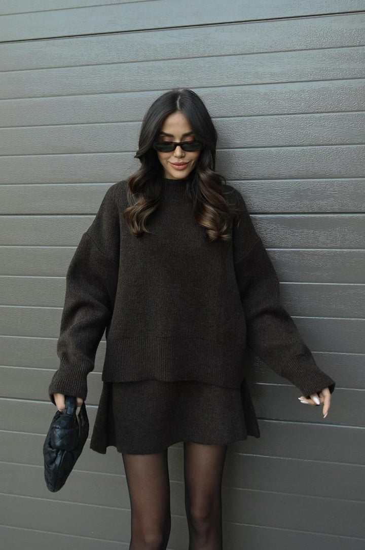Abbigliamento versatile donna: maglione oversize e minigonna, un set coordinato chic.