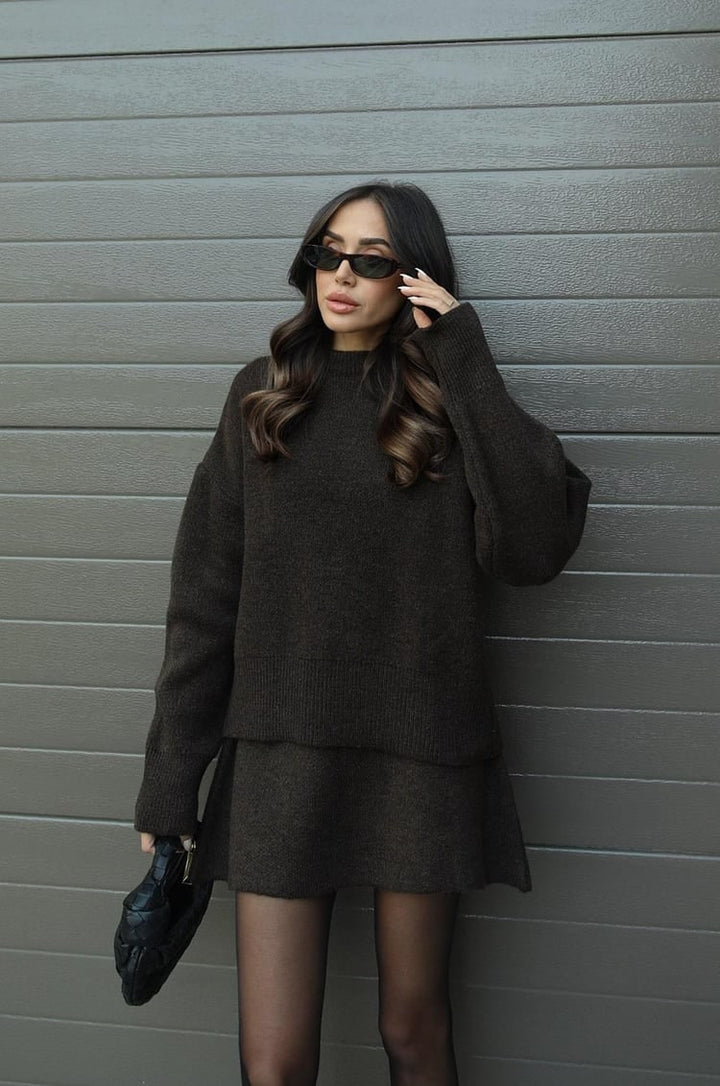 Set donna elegante, maglione oversize morbido e minigonna chic per look casual e moderni.