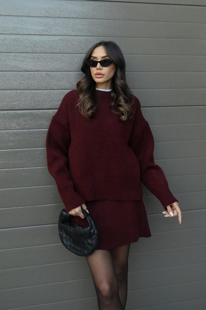 Abbigliamento femminile autunno inverno: maglione oversize e minigonna. Outfit versatile.