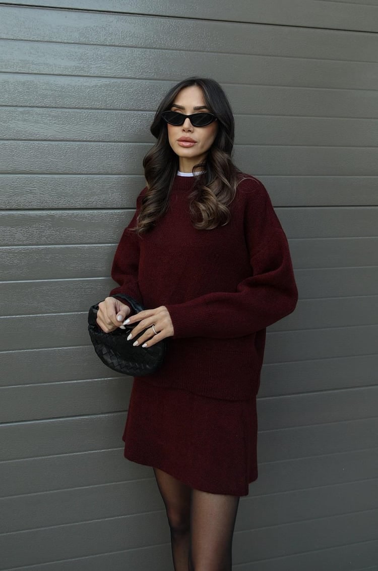 Moda casual elegante: completo donna con maglione oversize e minigonna. Look chic e comodo.