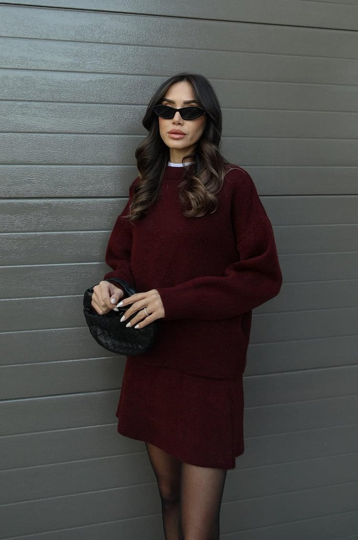 Moda casual elegante: completo donna con maglione oversize e minigonna. Look chic e comodo.