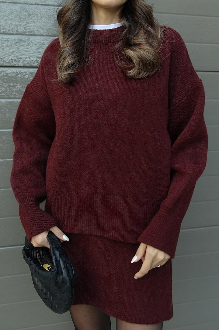 Outfit versatile donna: set coordinato maglione oversize e minigonna. Per ogni occasione.