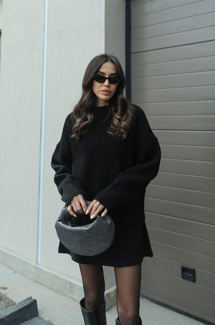 Look chic con maglione oversize e minigonna, perfetto per la moda autunno inverno femminile.