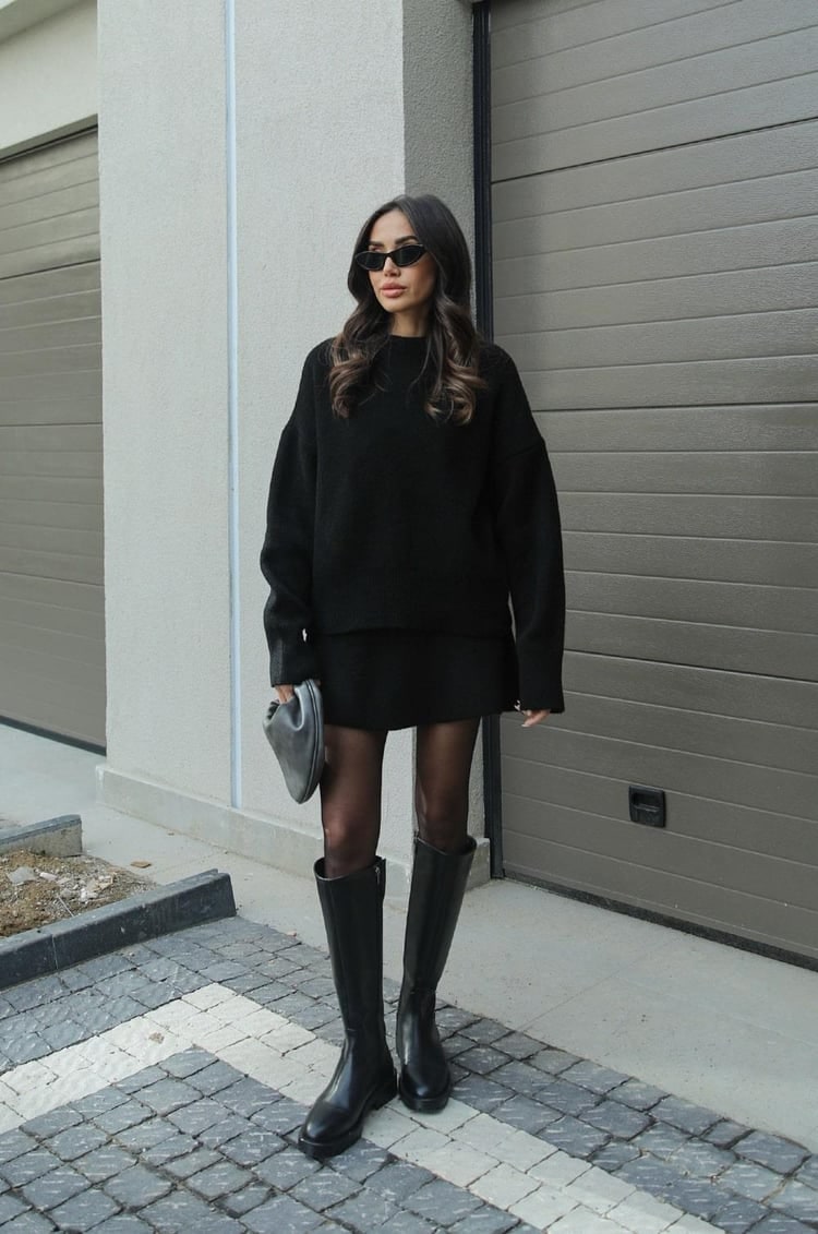 Completo casual da donna: maglione oversize caldo e minigonna alla moda. Set due pezzi.