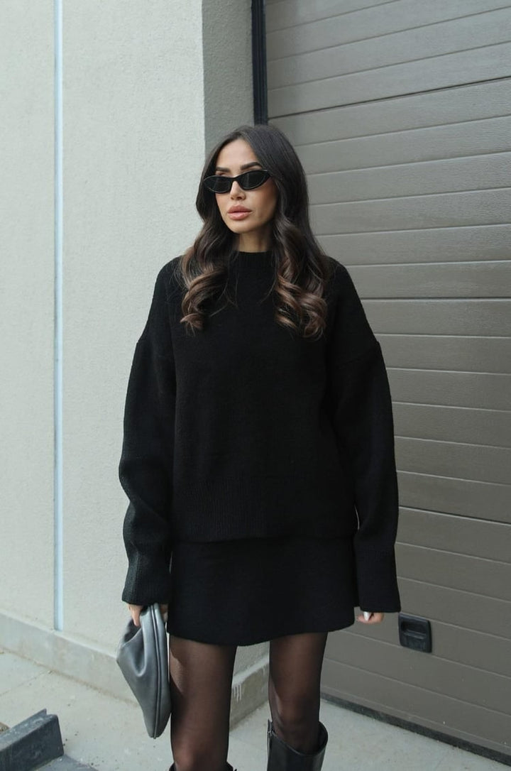Maglione oversize donna e minigonna, un completo versatile e alla moda. Abbigliamento chic.