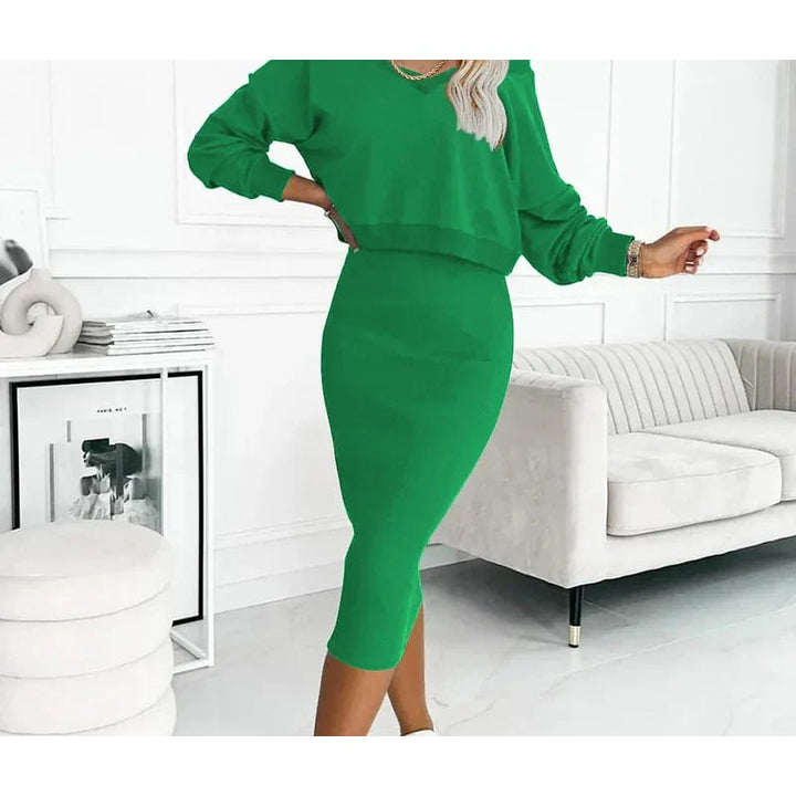 Abito midi aderente donna e top corto abbinato. Completo due pezzi senza maniche per un look moderno.