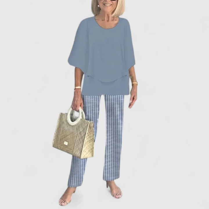 Tunica donna a strati con collo rotondo e pantaloni dritti. Completo elegante-casual per un look versatile.