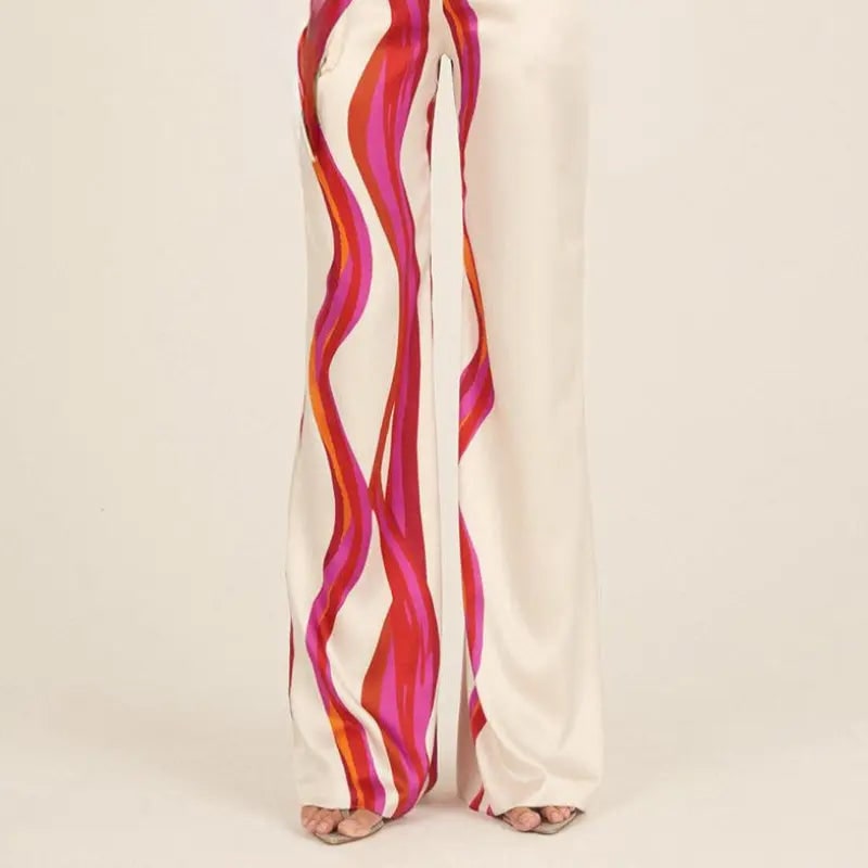 Set elegante donna per serate estive. Top spalle scoperte e pantaloni gamba larga per un look alla moda.