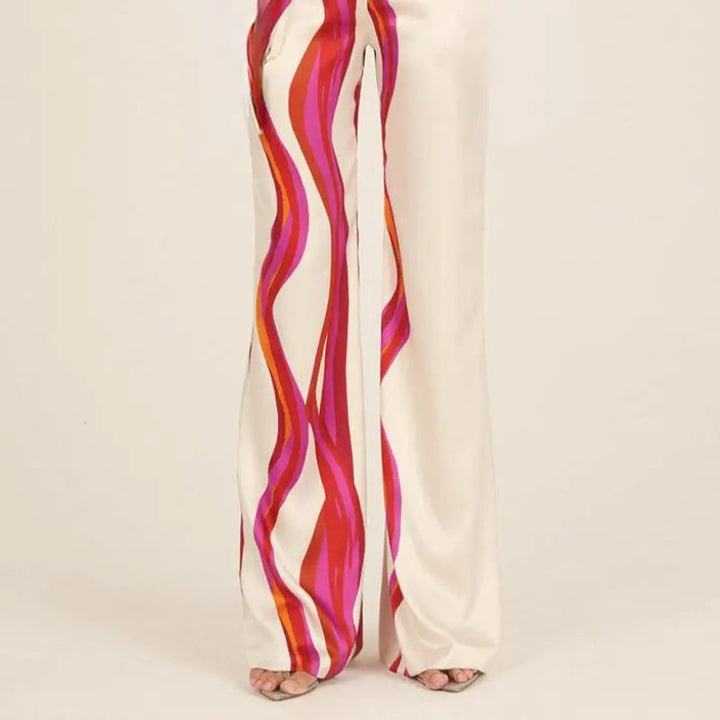 Set elegante donna per serate estive. Top spalle scoperte e pantaloni gamba larga per un look alla moda.