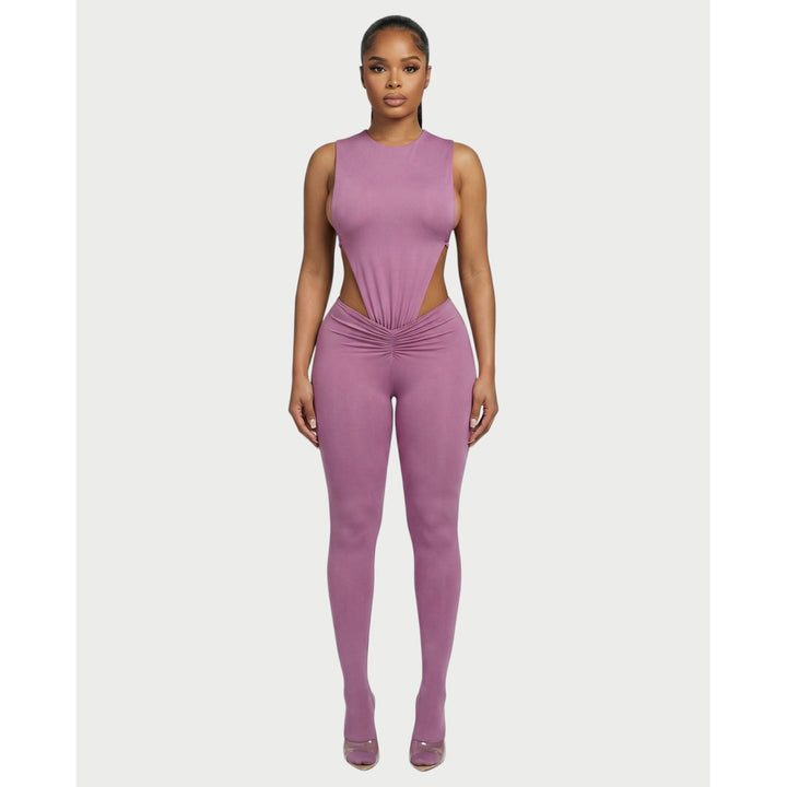 Moda femminile: Completo due pezzi con body aderente cut-out e leggings vita alta arricciati, trend attuale.