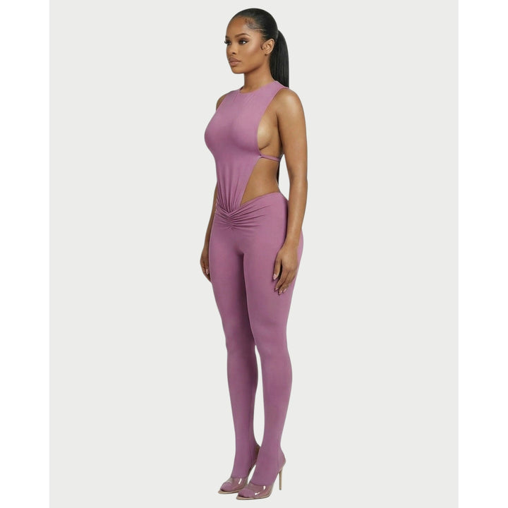 Completo per outfit: Body aderente modellante con cut-out e leggings vita alta arricciati, stile unico.
