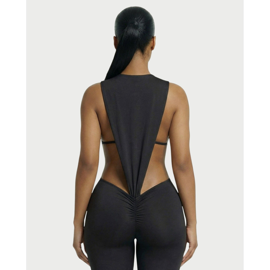 Completo donna moderno: Due pezzi con body scolpito, dettagli cut-out e leggings a vita alta arricciati.