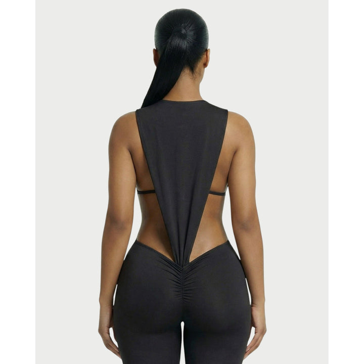 Completo donna moderno: Due pezzi con body scolpito, dettagli cut-out e leggings a vita alta arricciati.
