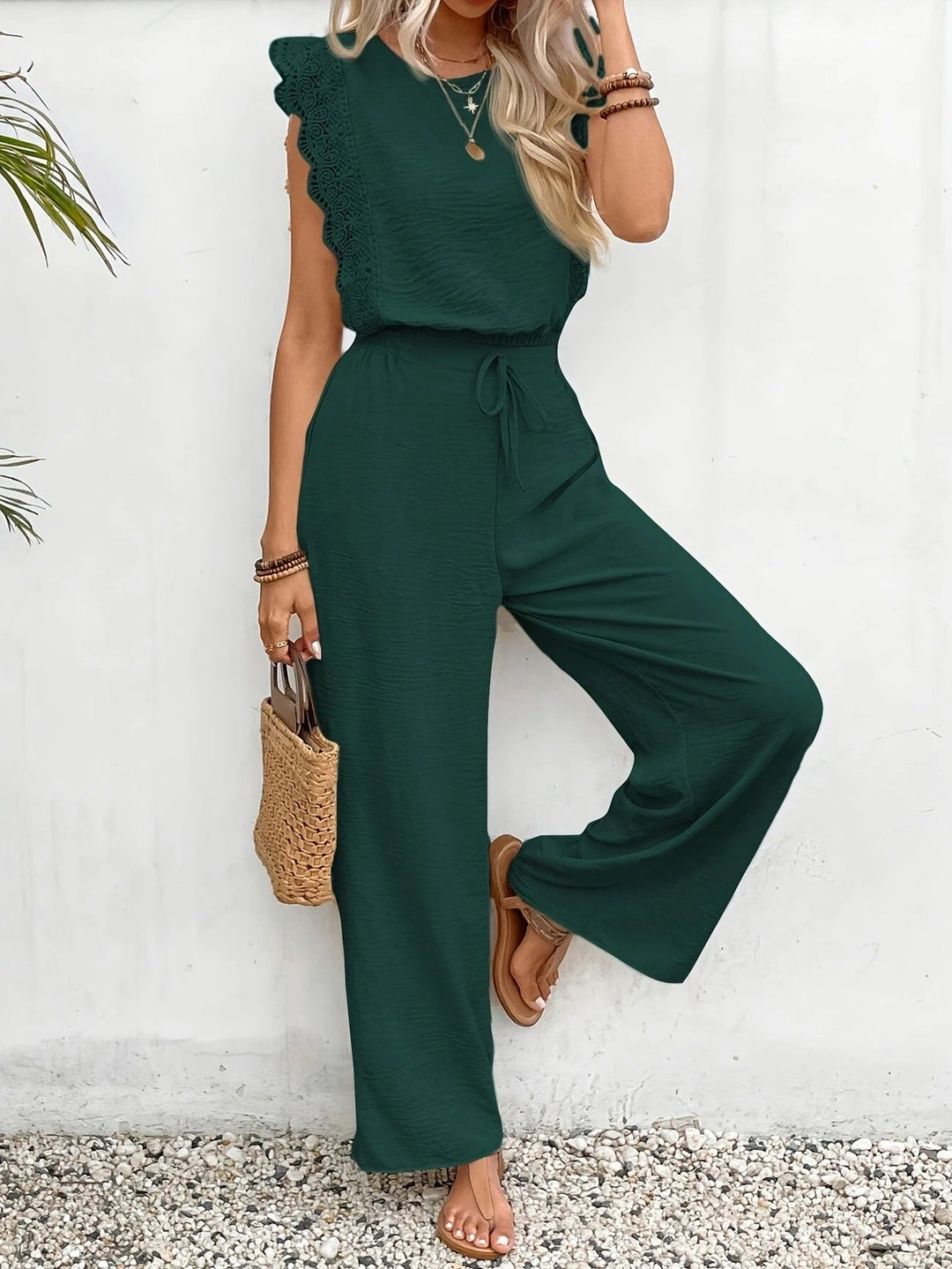 Moda donna: completo due pezzi con top pizzo floreale e pantaloni larghi neri. Stile chic versatile ed elegante.
