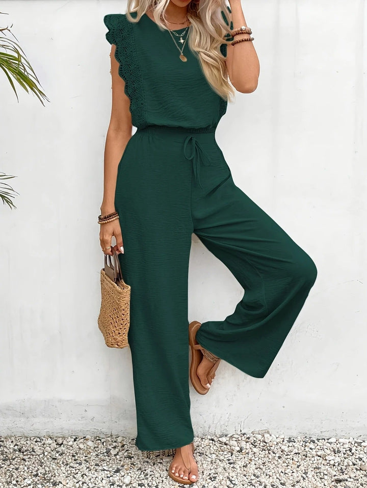 Moda donna: completo due pezzi con top pizzo floreale e pantaloni larghi neri. Stile chic versatile ed elegante.