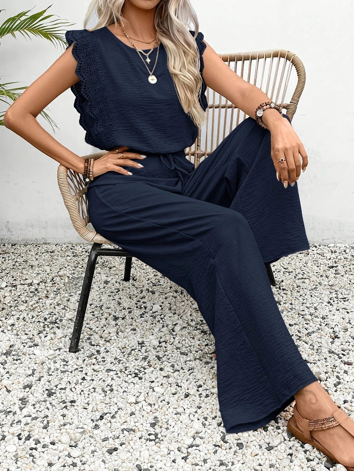 Set donna elegante per l'estate: top pizzo trasparente e pantaloni larghi fluidi. Look chic e comfort quotidiano.