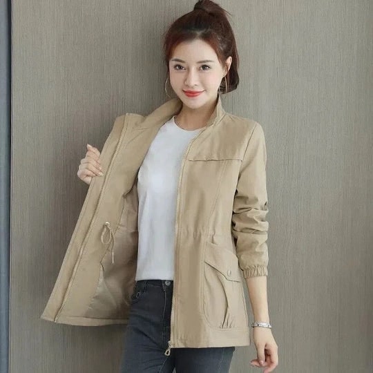 Giacca primaverile utility da donna con coulisse e zip, perfetta per un look casual e versatile in primavera.