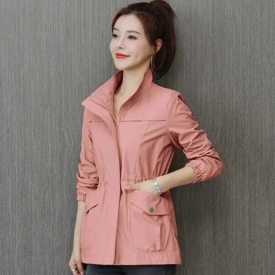 Dettaglio giacca utility donna, con coulisse in vita regolabile e chiusura a cerniera frontale, ideale per la primavera.