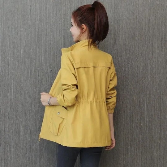 Giacca leggera da donna utility, ideale come soprabito casual per la primavera. Design moderno e confortevole.