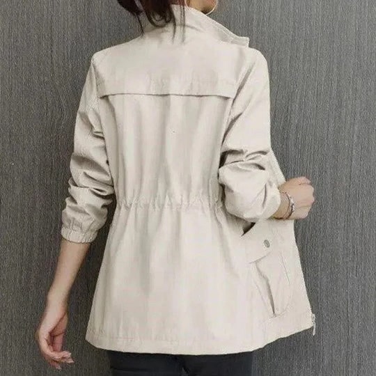 Giacca da donna primaverile, stile utility con zip e coulisse, un capo essenziale per l'abbigliamento casual e chic.