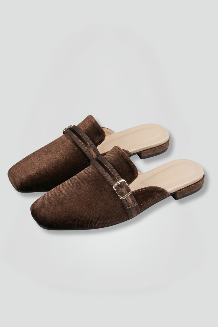 Sabot donna slip-on neri con tacco largo e punta quadrata. Calzature eleganti e comode per ogni occasione.