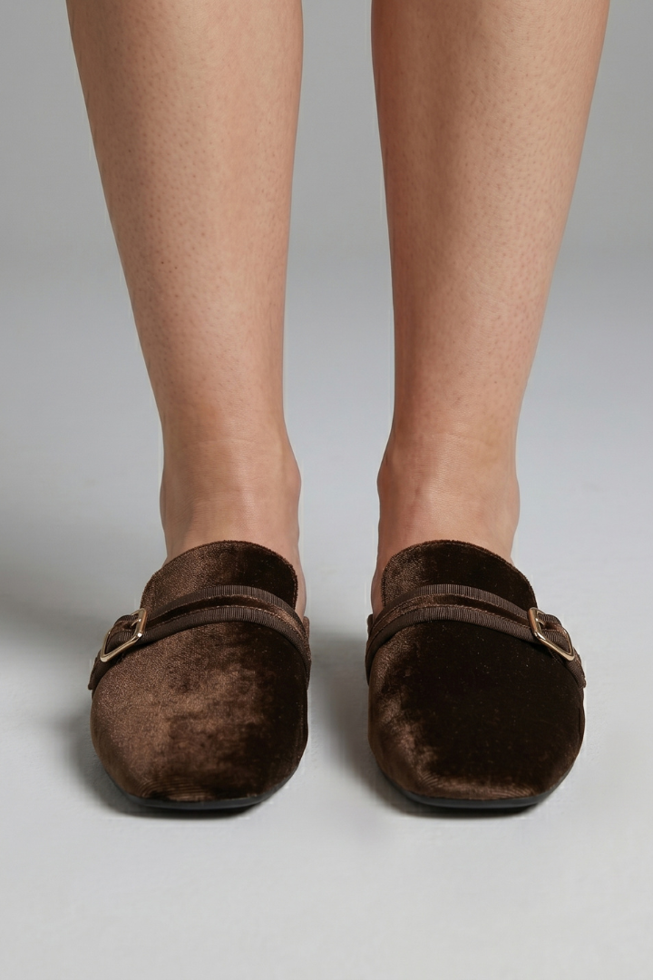 Scarpe donna sabot con tacco largo e fiocco. Punta quadrata e design slip-on per un comfort duraturo e stile.