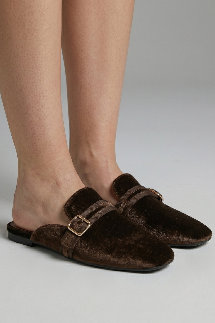 Eleganti sabot da donna con tacco largo. Punta quadrata distintiva e fiocco raffinato. Ideali per il lavoro.