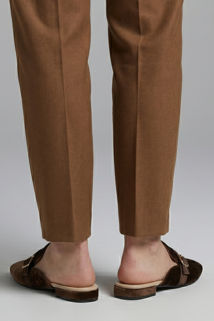 Calzature donna sabot con tacco largo, punta quadrata e fiocco. Design versatile ed elegante per look casual.