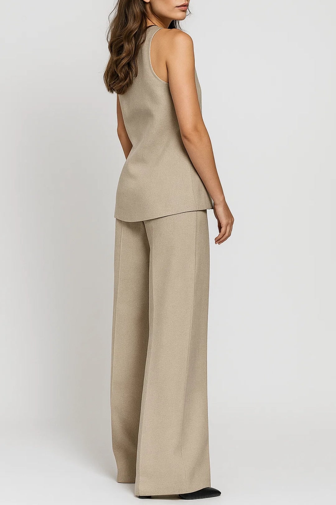 Gilet donna sartoriale e pantaloni a gamba larga, completo elegante con bottoni dorati. Ideale per un outfit formale.
