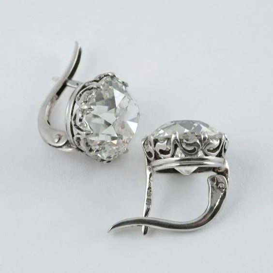 Orecchini pendenti vintage da donna in argento con intricata filigrana e scintillanti zirconia, perfetti per un look elegante.