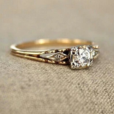 Anello donna vintage placcato oro con elaborata filigrana e pietra rotonda. Gioiello elegante per regalo o fidanzamento.