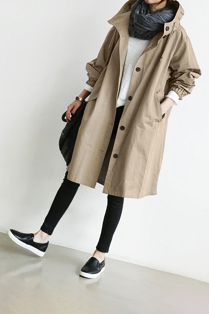 Trench donna versatile con cappuccio, pratico e alla moda, perfetto per pioggia leggera.