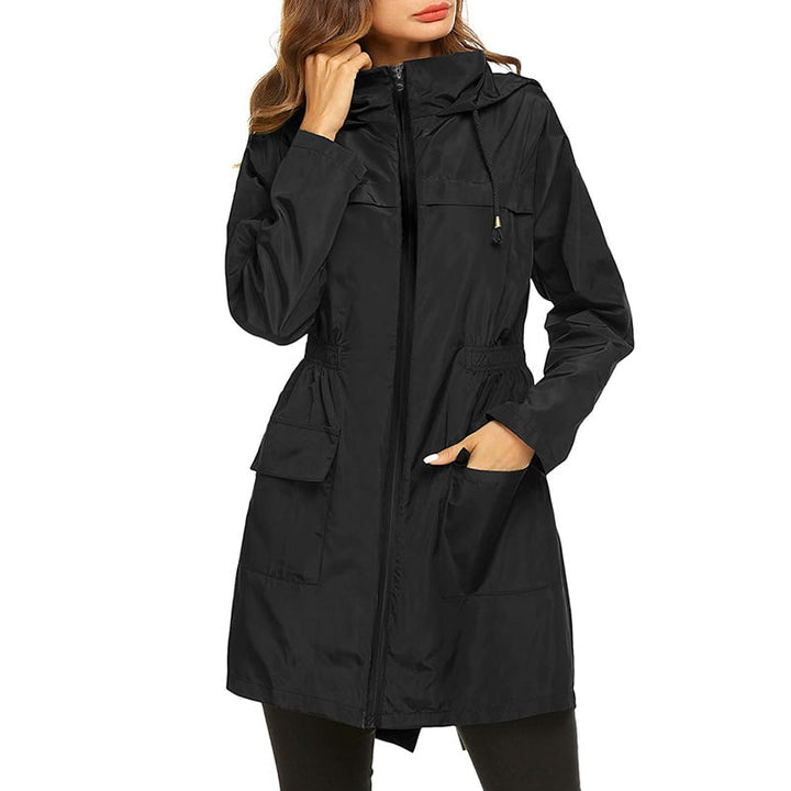 Impermeabile donna leggero con cappuccio, ideale come giacca a vento antipioggia per abbigliamento esterno.