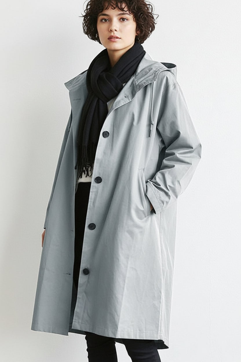 Soprabito impermeabile da donna, modello parka trench con cappuccio e coulisse, vestibilità ampia e moda.