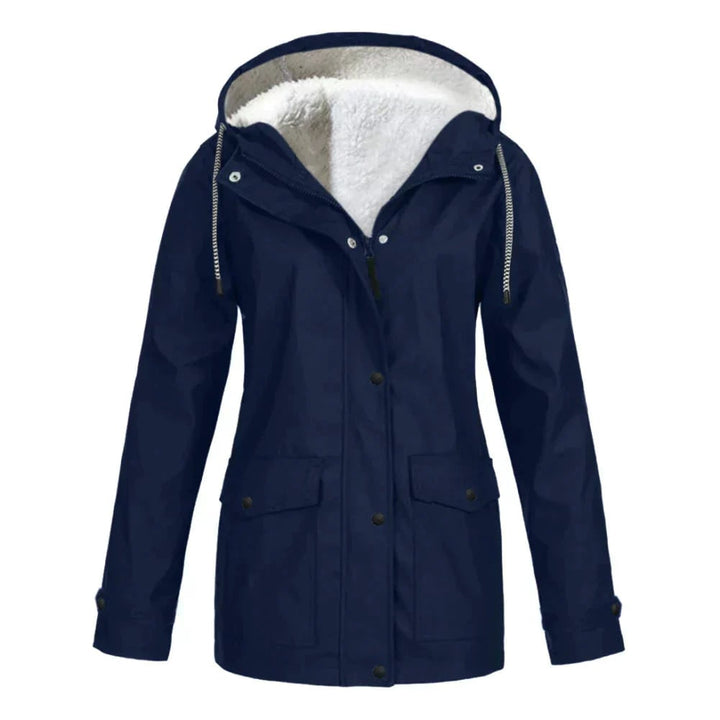 Outfit casual donna: giacca antipioggia con cappuccio, calda fodera in pile. Abbigliamento esterno per giorni freddi e piovosi.