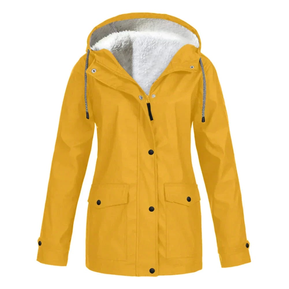 Giacca antipioggia da donna con cappuccio, tessuto impermeabile e calda fodera in pile. Comfort e stile per ogni clima.