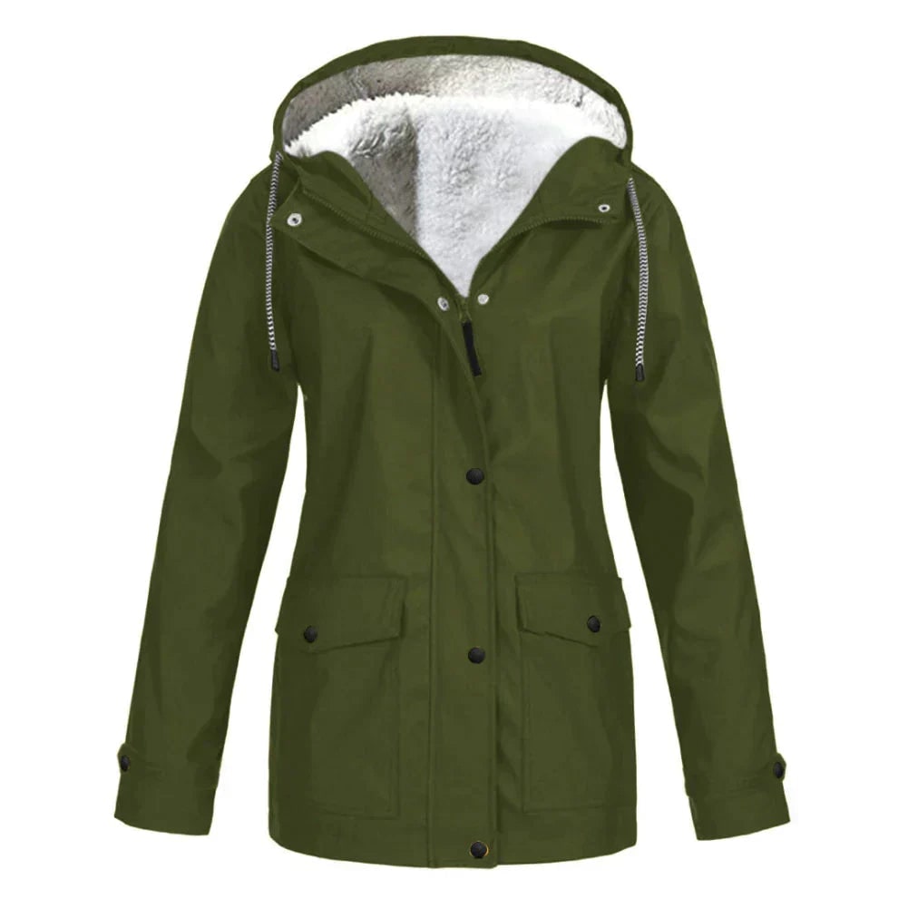 Resistente giacca donna antipioggia con cappuccio regolabile e calda fodera in pile. Perfetta per affrontare ogni condizione.
