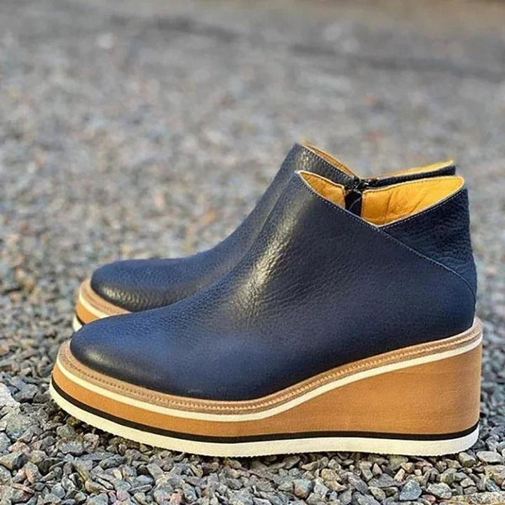 Stivaletti donna alla caviglia con zeppa e platform, cerniera. Calzature moda per comfort e stile quotidiano.