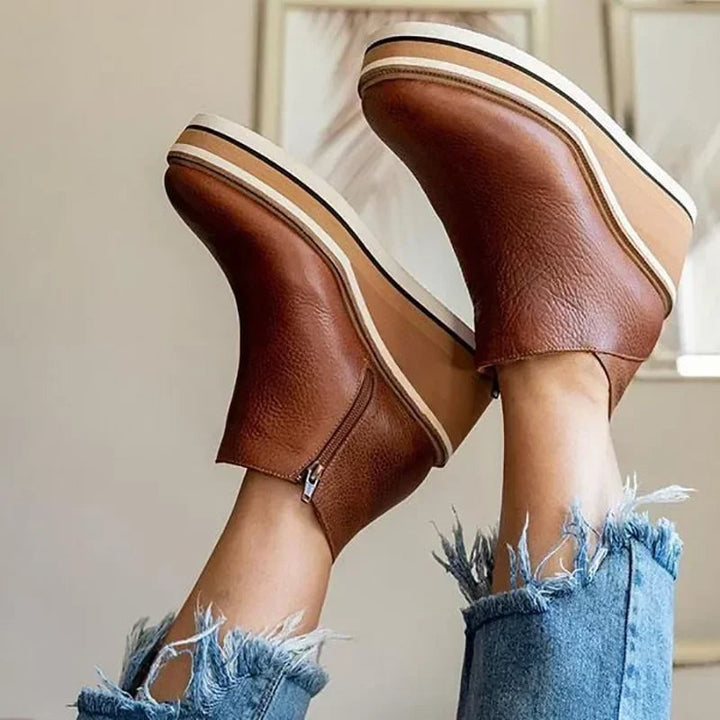 Stivaletti donna alla caviglia con zeppa alta, platform e cerniera. Calzature eleganti per look moderni.