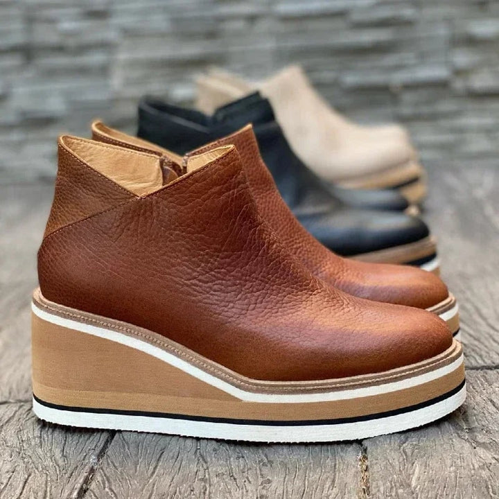 Moda autunno/inverno: stivaletti donna con zeppa, platform e pratica cerniera. Stivali alla caviglia chic.