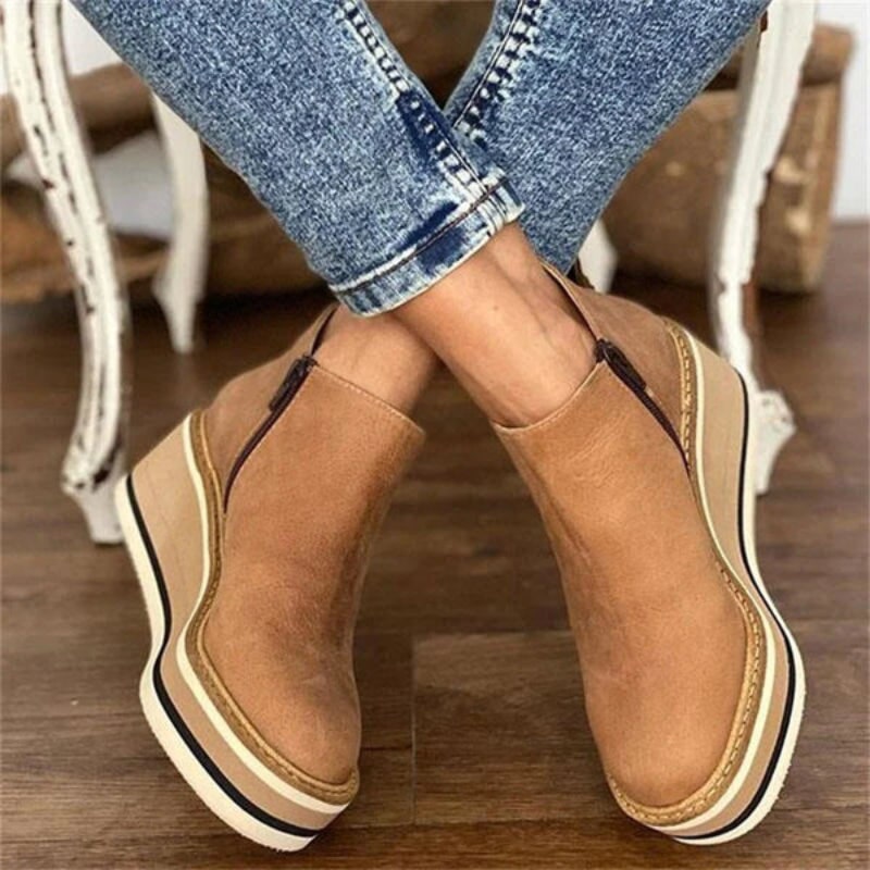 Stivaletti da donna con zeppa platform e cerniera. Stivali alla caviglia eleganti, comfort per ogni occasione.
