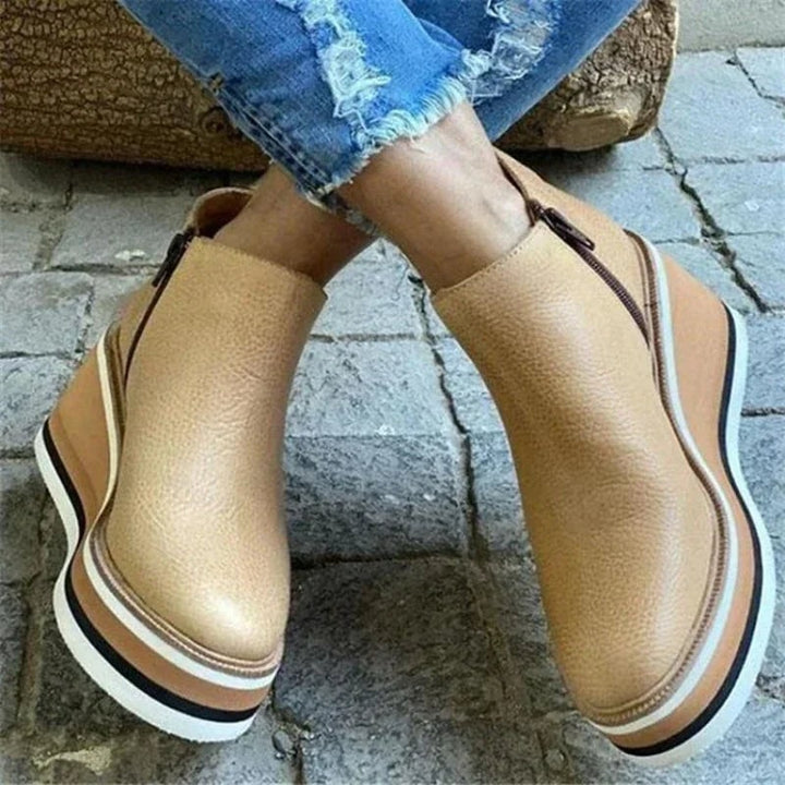 Stivaletti neri eleganti da donna con zeppa e platform, cerniera. Stivali alla caviglia versatili per outfit.