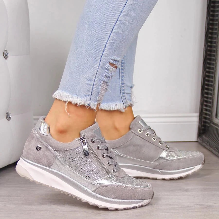 Sneakers donna con zeppa, strass brillanti e cerniera laterale. Eleganti e comode per ogni occasione.
