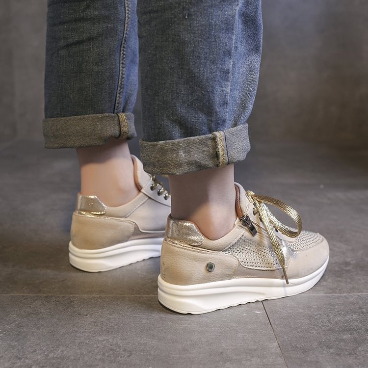 Sneakers donna con piattaforma e strass, cerniera laterale. Scarpe eleganti e confortevoli per la moda.