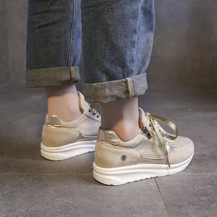 Sneakers donna con piattaforma e strass, cerniera laterale. Scarpe eleganti e confortevoli per la moda.